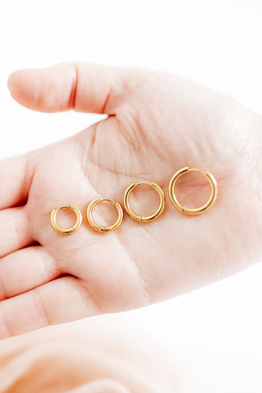 Huggie Earrings - Scarlett Hoop Gold 14mm