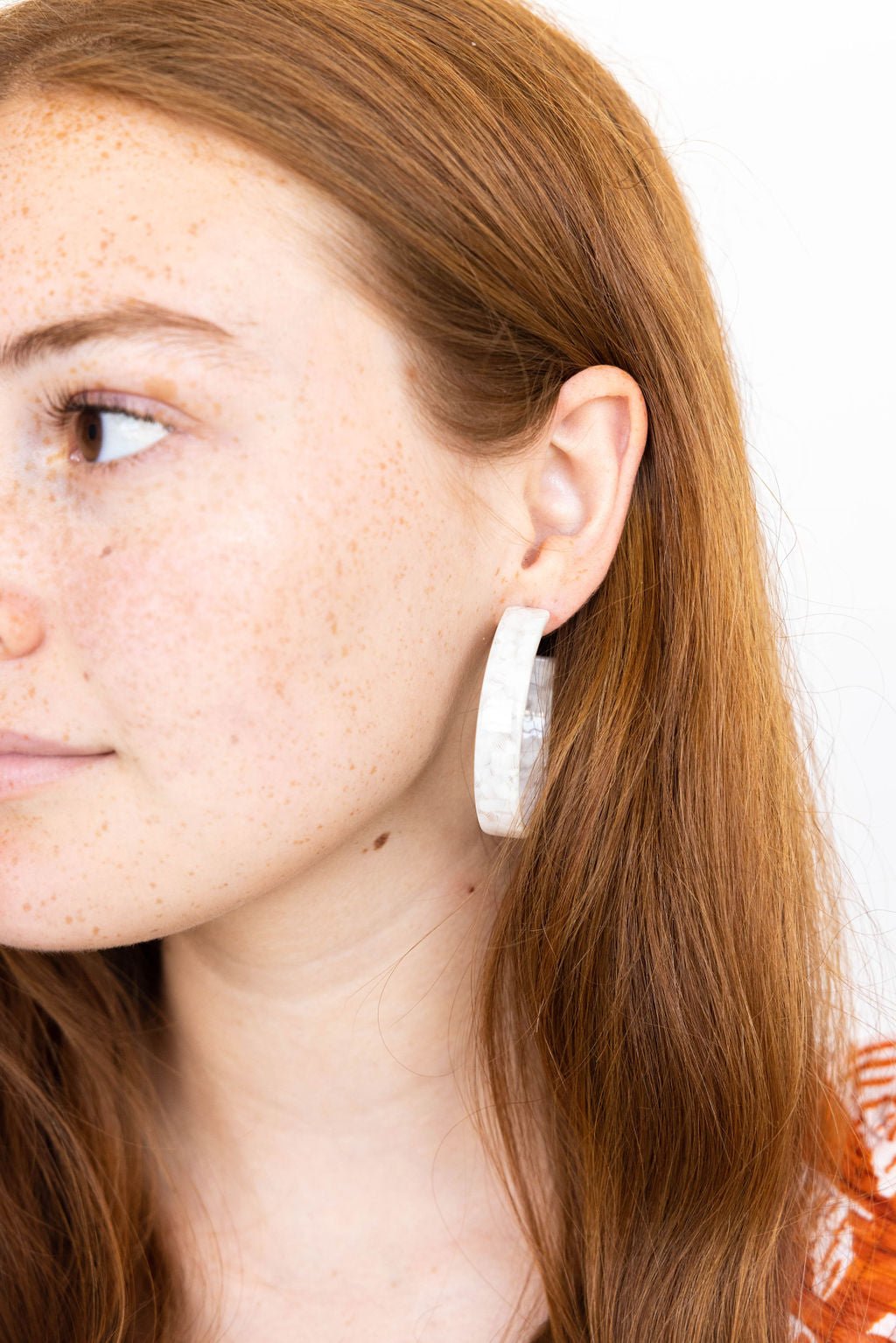 Ashley Medium Hoop Earrings - White Shell - Shop LINNY CO