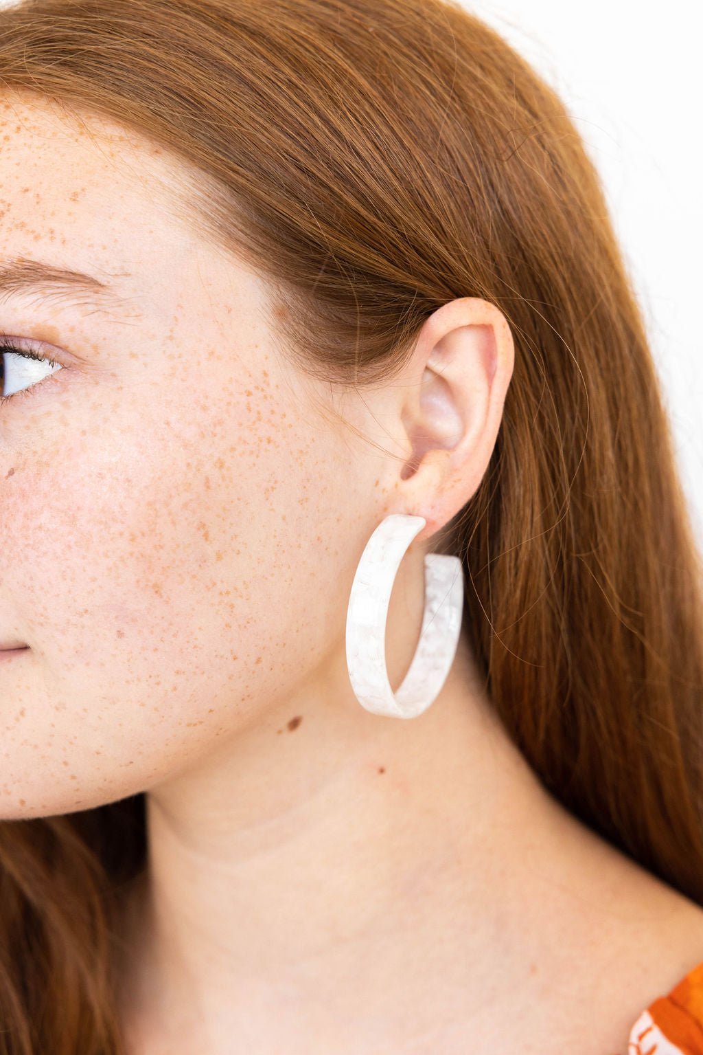 Ashley Medium Hoop Earrings - White Shell - Shop LINNY CO