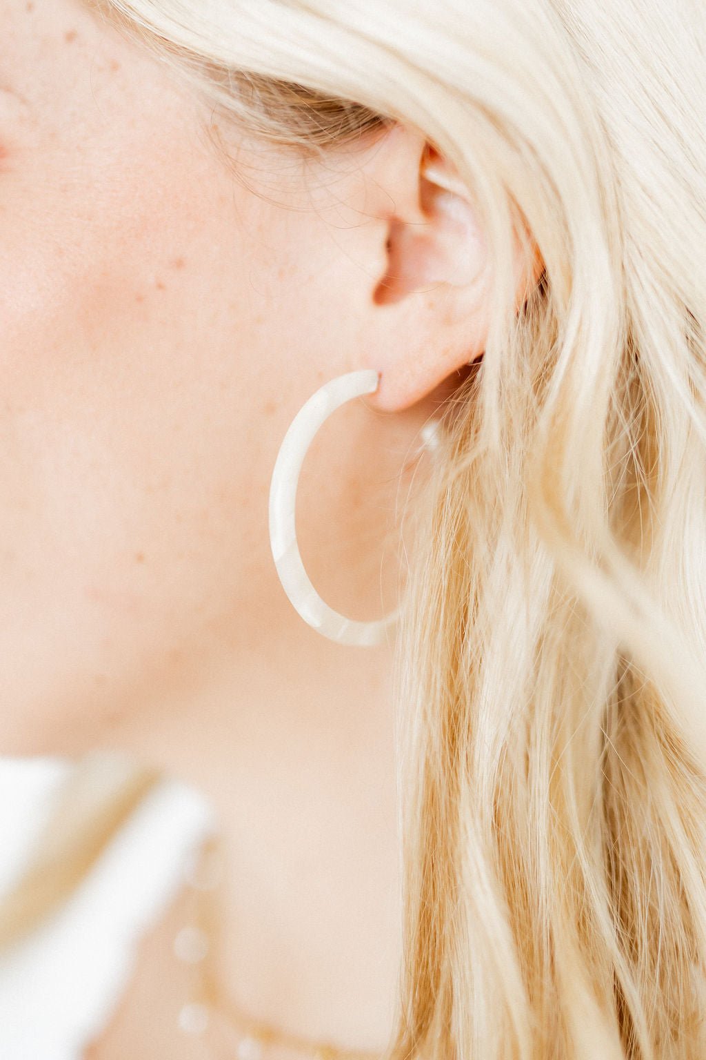 Holly Medium Hoop Earrings - Champagne Sparkle - Shop LINNY CO
