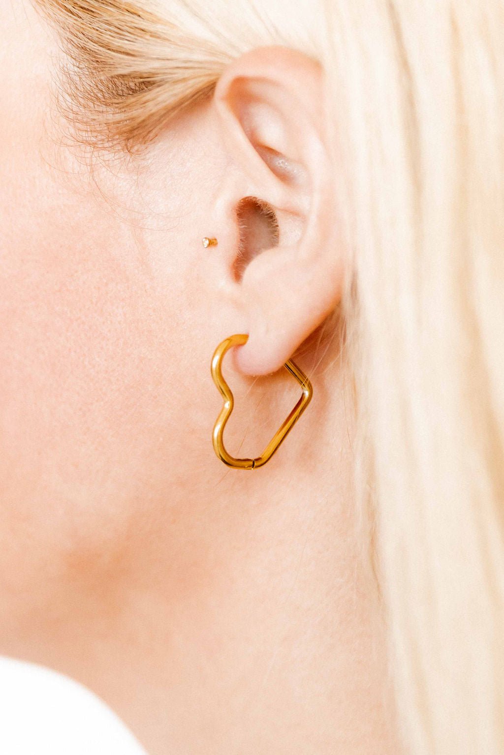 Huggie Earrings - Caden Heart Gold - Shop LINNY CO