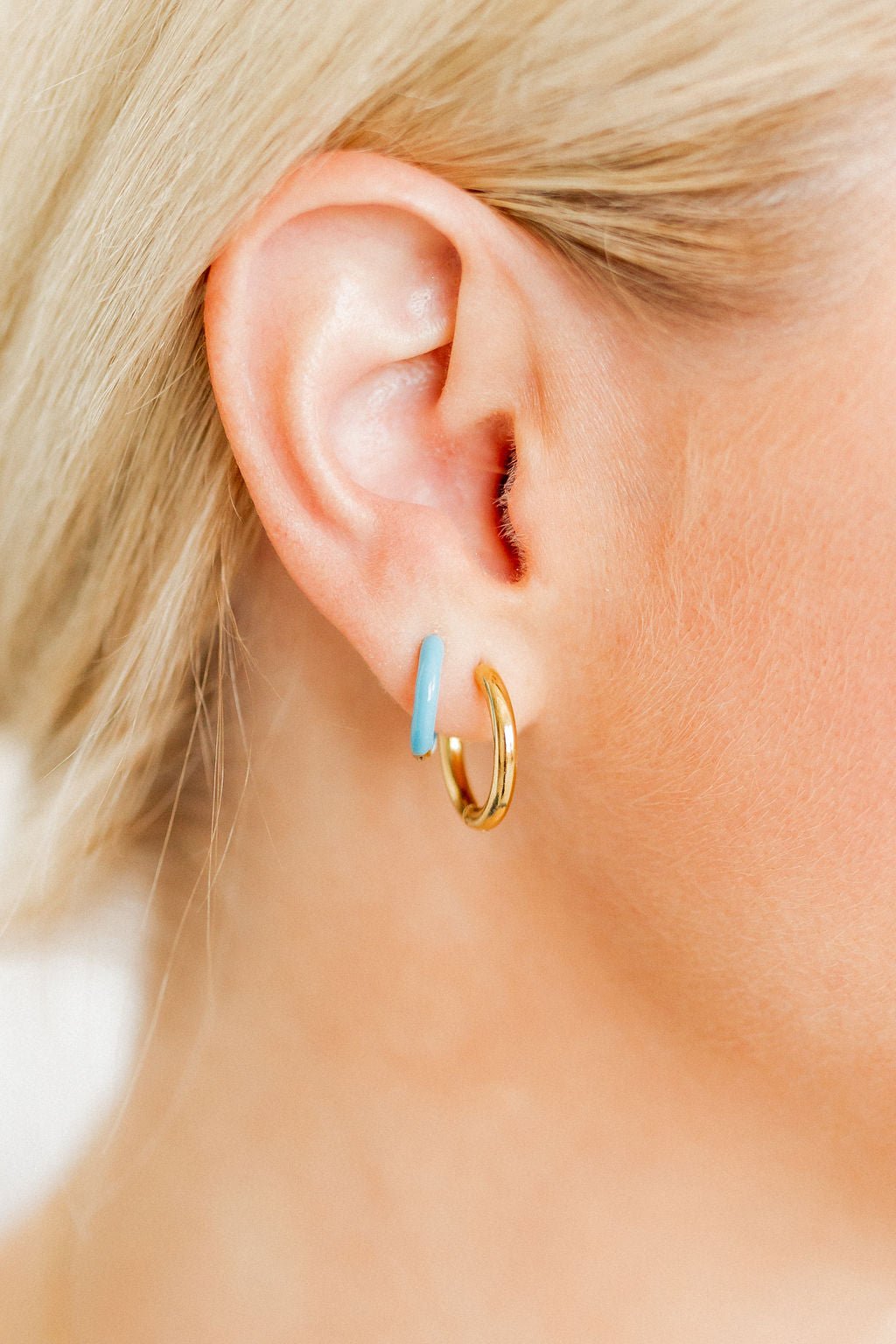 Huggie Earrings - Scarlett Hoop Blue 10mm - Shop LINNY CO