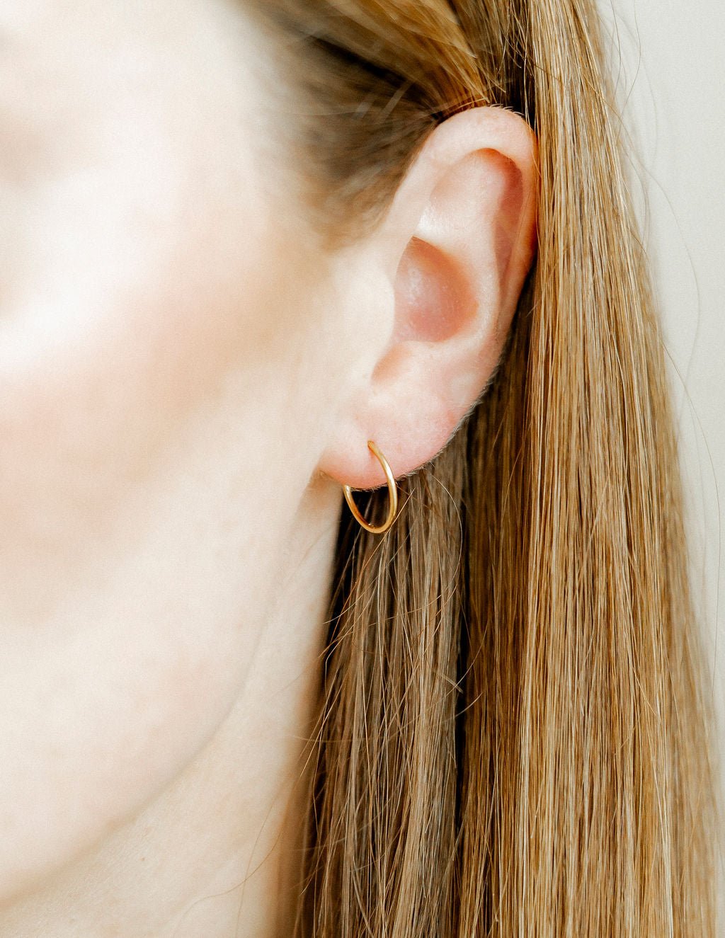 Huggie Infinity Hoop Earrings - Ava Gold 10mm - Shop LINNY CO