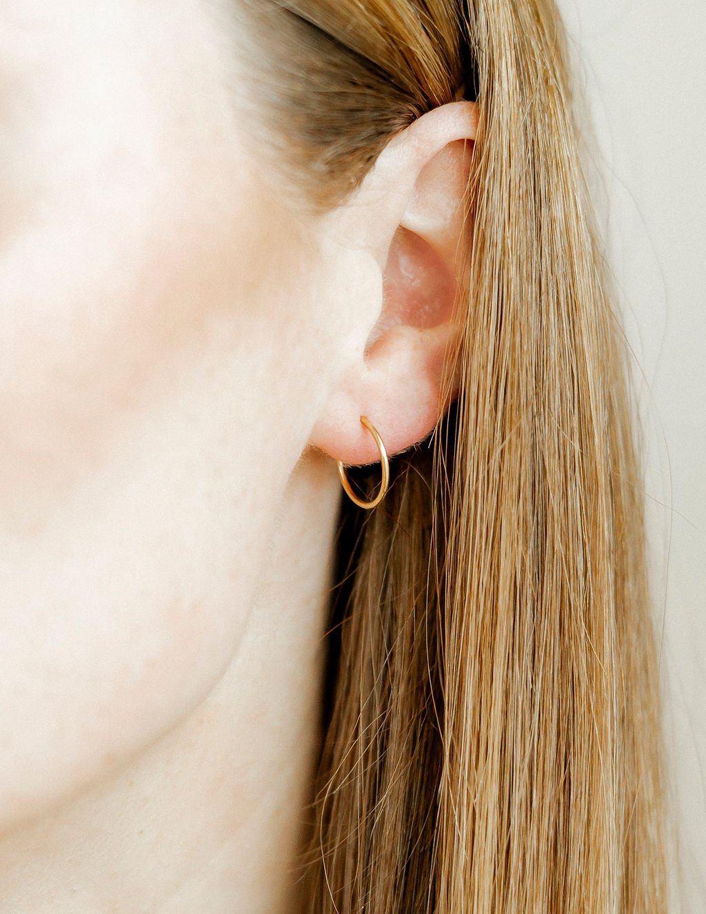 Huggie Infinity Hoop Earrings - Ava Gold 12mm - Shop LINNY CO