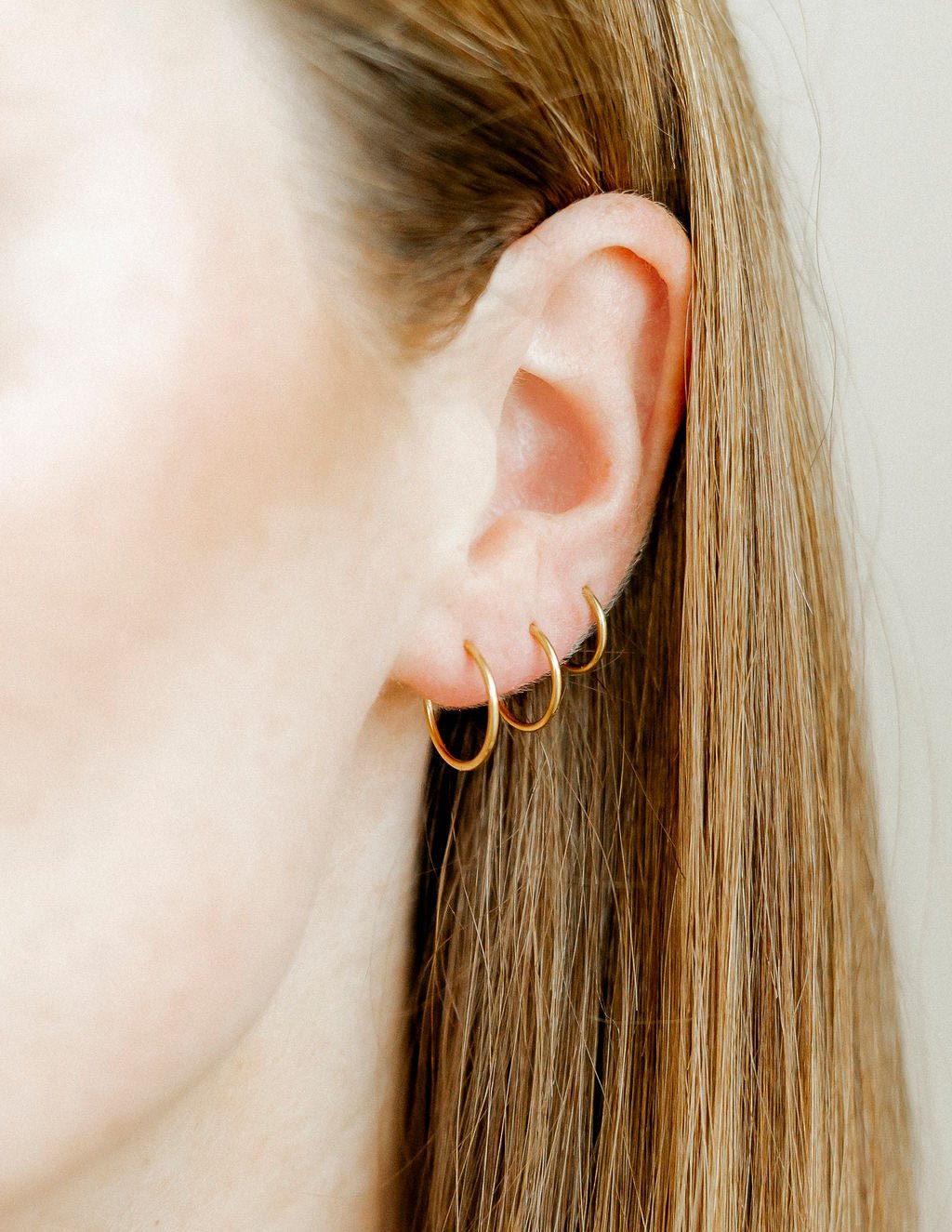 Huggie Infinity Hoop Earrings - Ava Gold 12mm - Shop LINNY CO