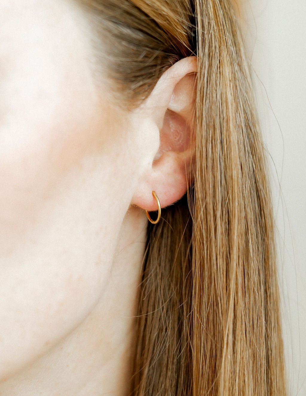 Huggie Infinity Hoop Earrings - Ava Gold 8mm - Shop LINNY CO