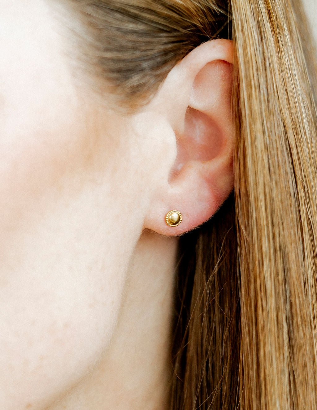 Screwback Stud Earrings - Drew Round Gold - Shop LINNY CO