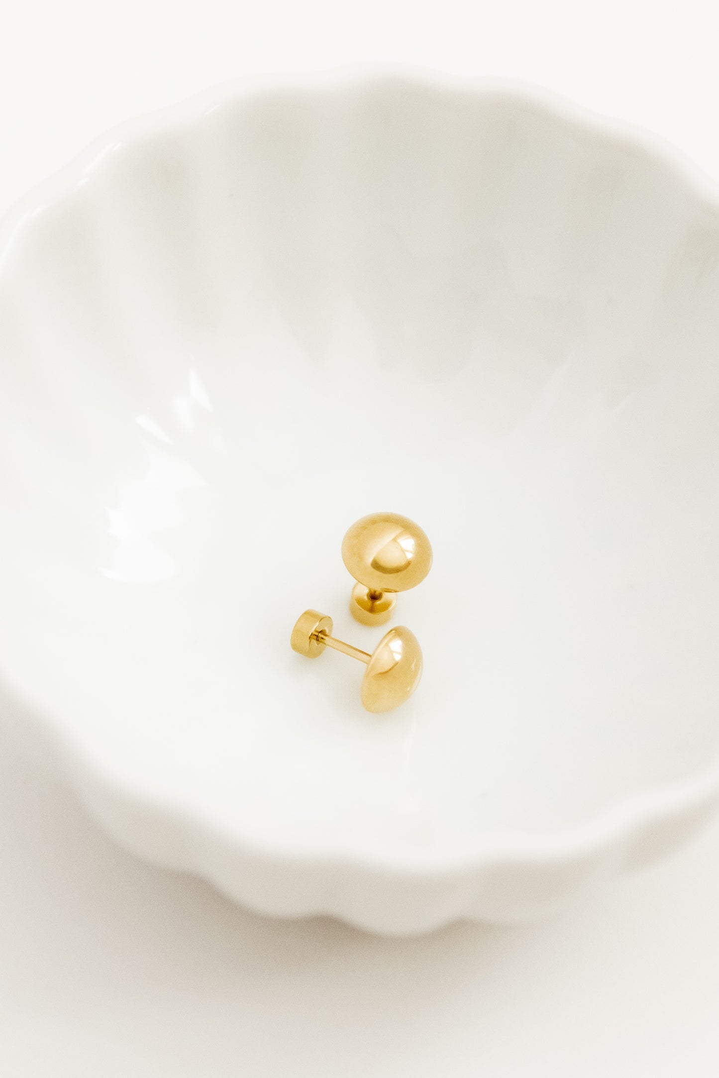 Screwback Stud Earrings - Vera Round 8mm