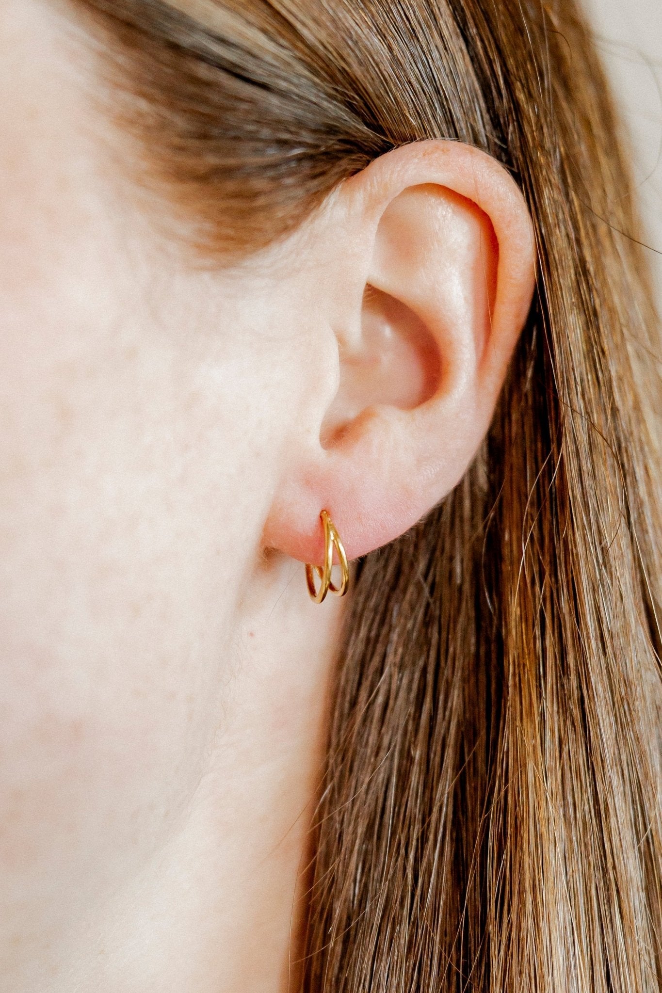 Huggie Earrings - Nylah Gold 10mm - Shop LINNY CO