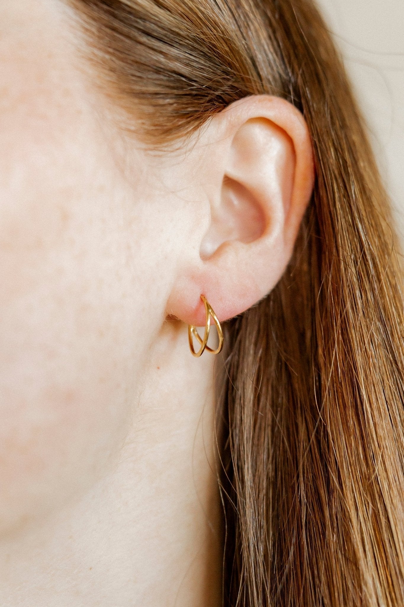 Huggie Earrings - Nylah Gold 12mm - Shop LINNY CO