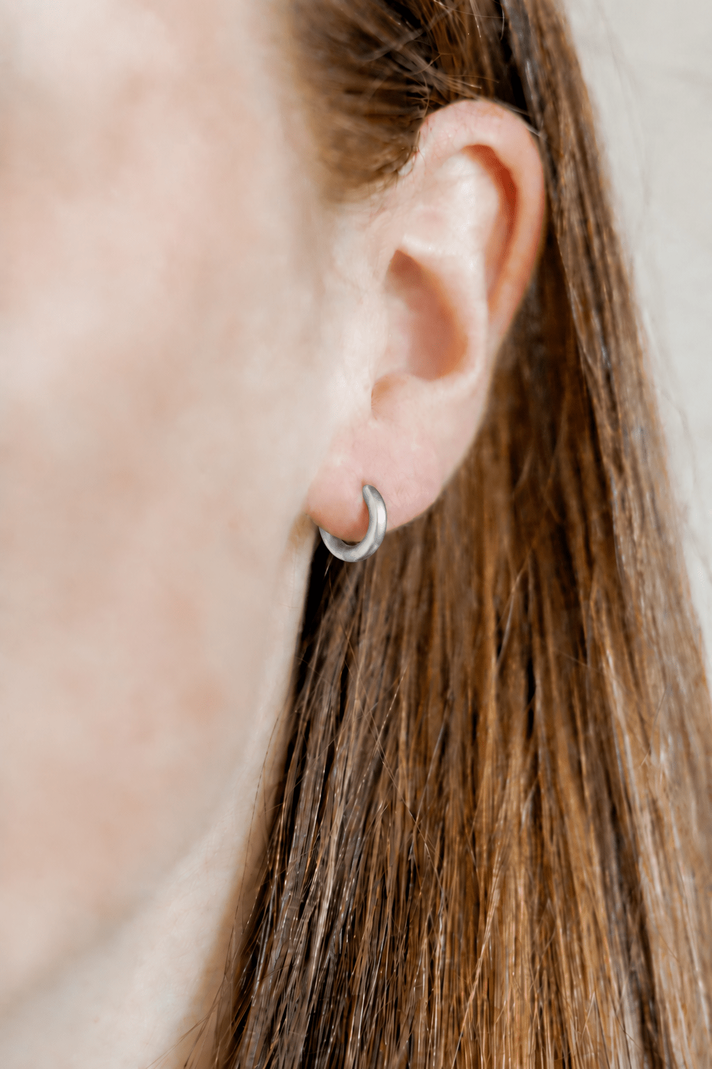 Huggie Earrings - Scarlett Hoop Silver 8mm - Shop LINNY CO