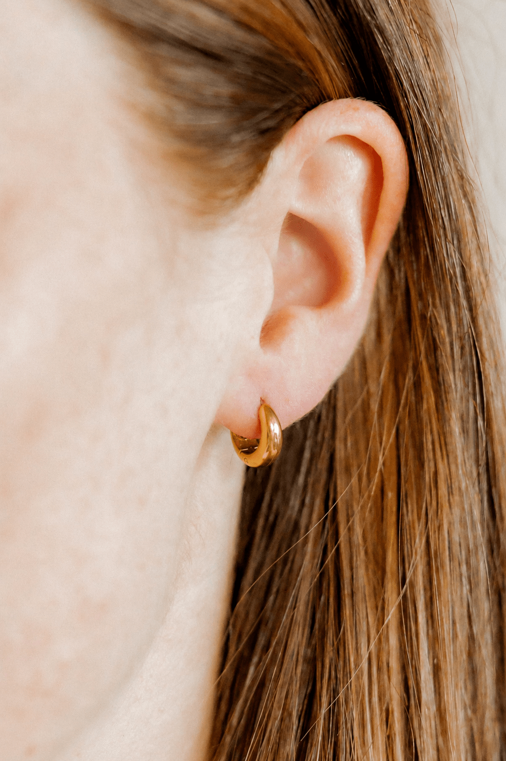 Huggie Earrings - Sunday Hoop Gold 8mm - Shop LINNY CO