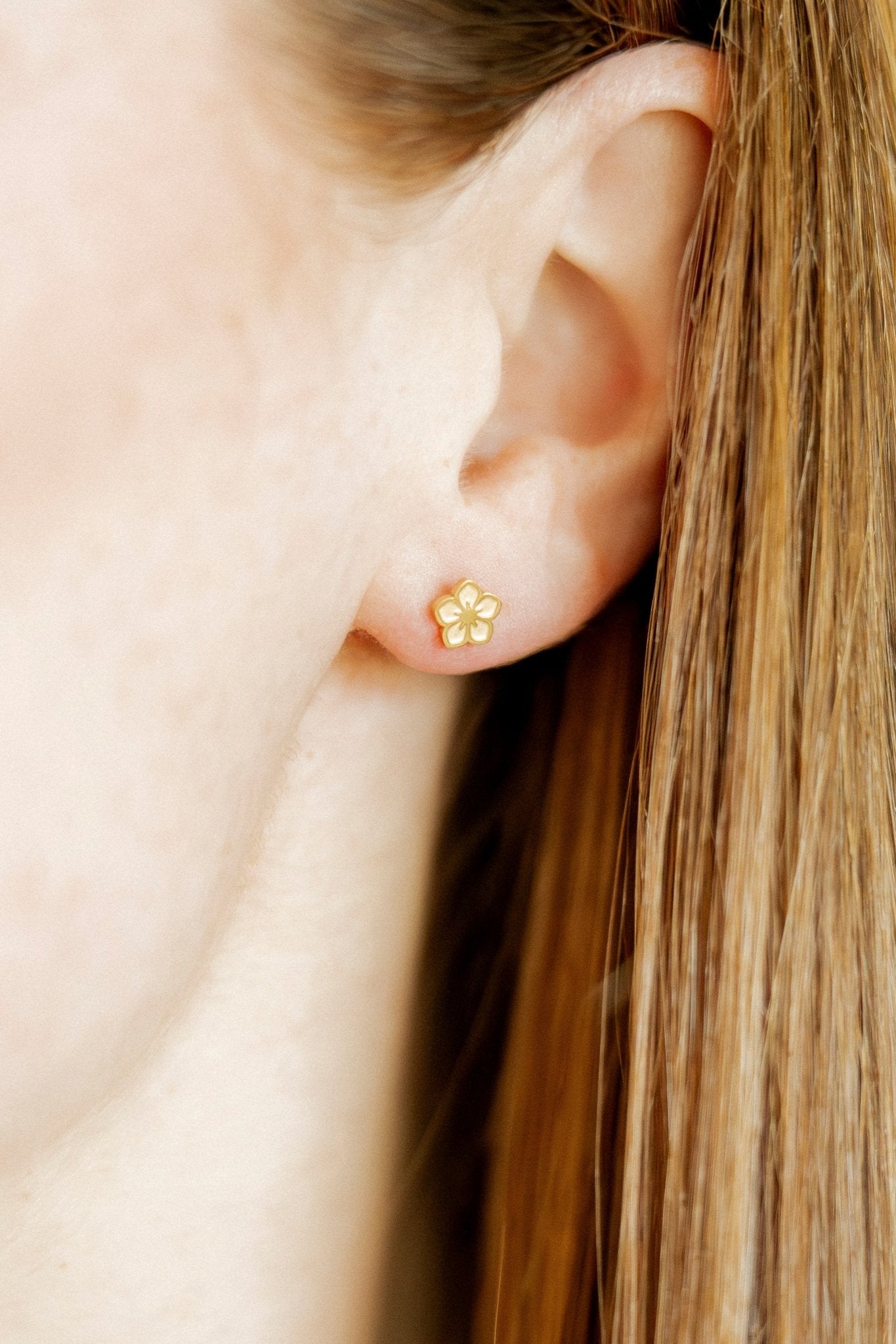 Screwback Stud Earrings - Hibiscus - Shop LINNY CO